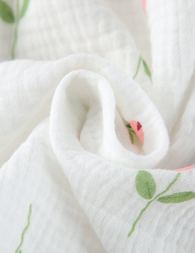 Baumwollstoffdetail: weißer Stoff mit kleinen Blumenprints