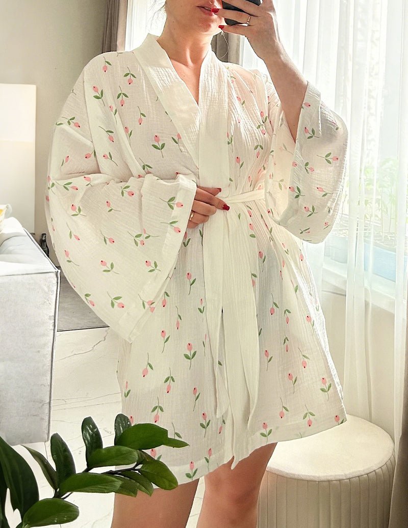 Bademantelrobe mit V-Ausschnitt, Bindegürtel und Blumenprint, weiß