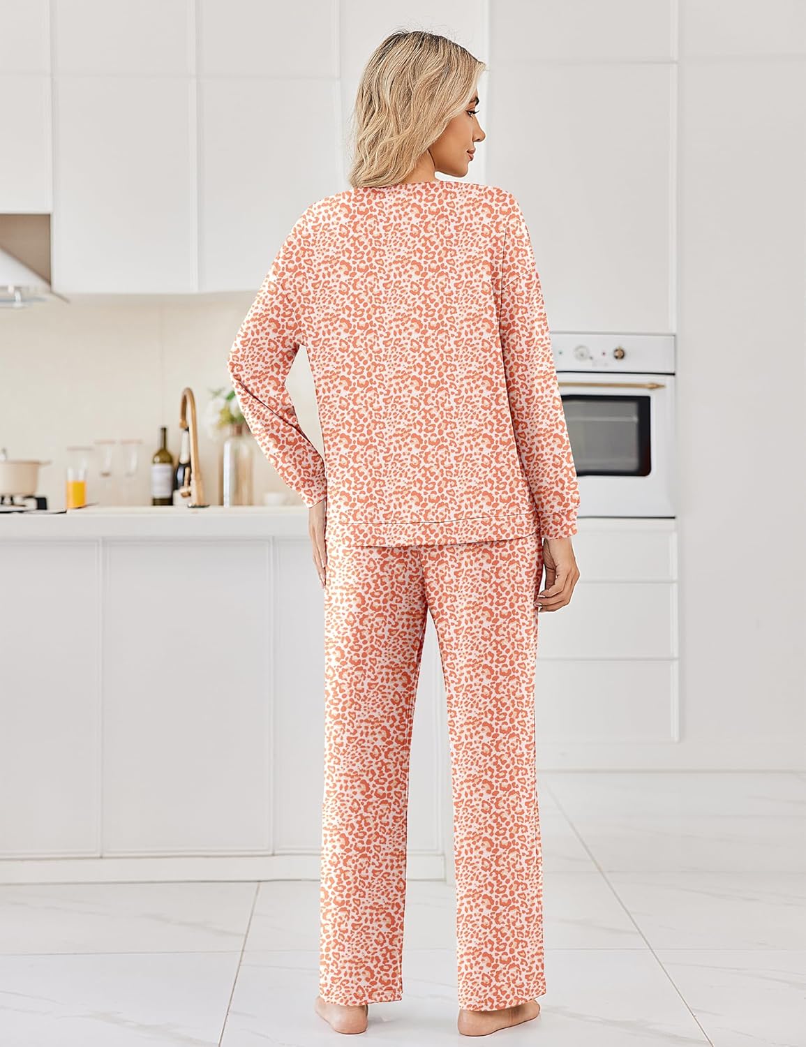 Rückansicht Schlafanzug-Set apricot Leomuster, lange Ärmel und lange Hose