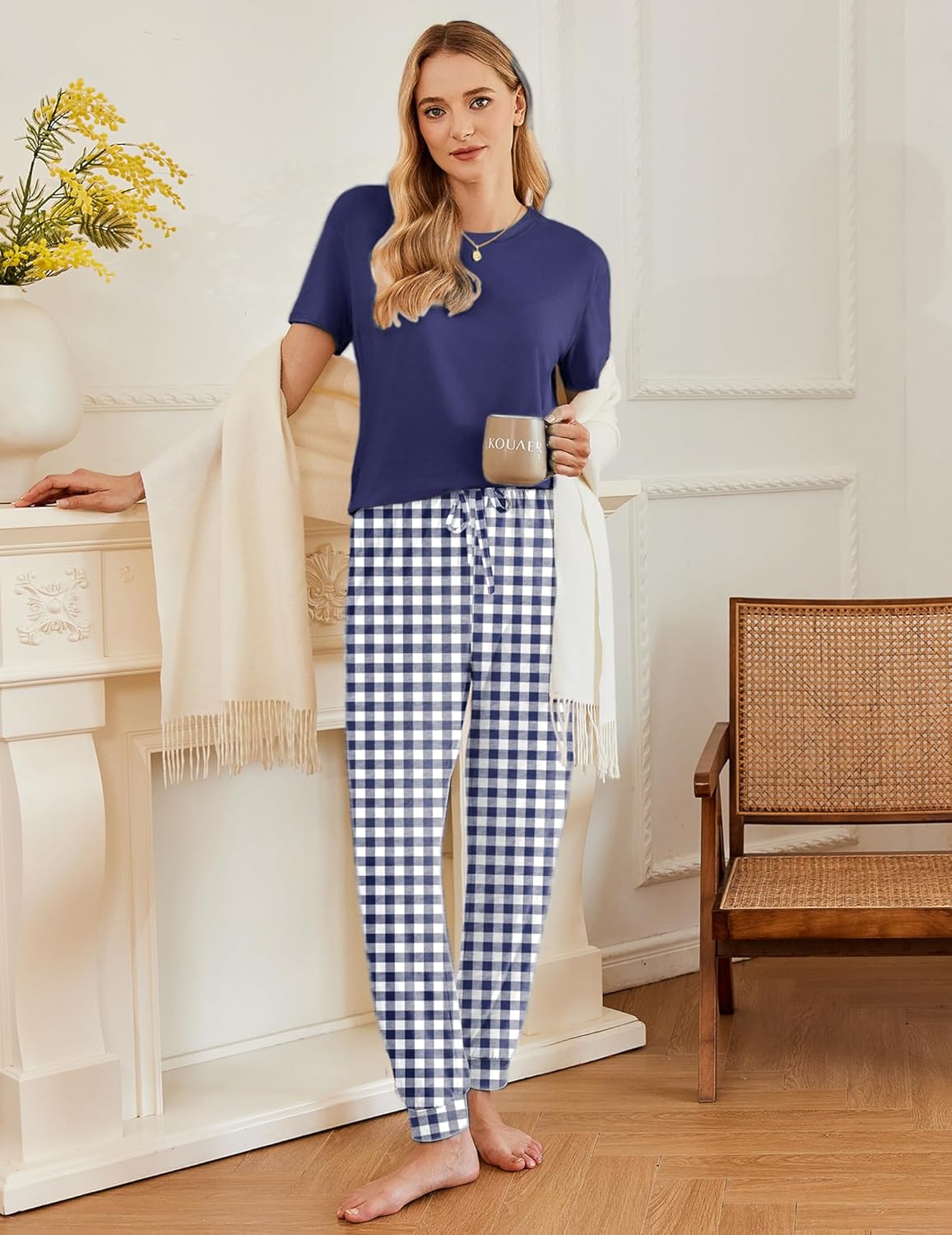Dunkelblaues Kurzarmshirt und blau-weiß karierte Hose mit Kordelzug, lässiges Lounge-Set