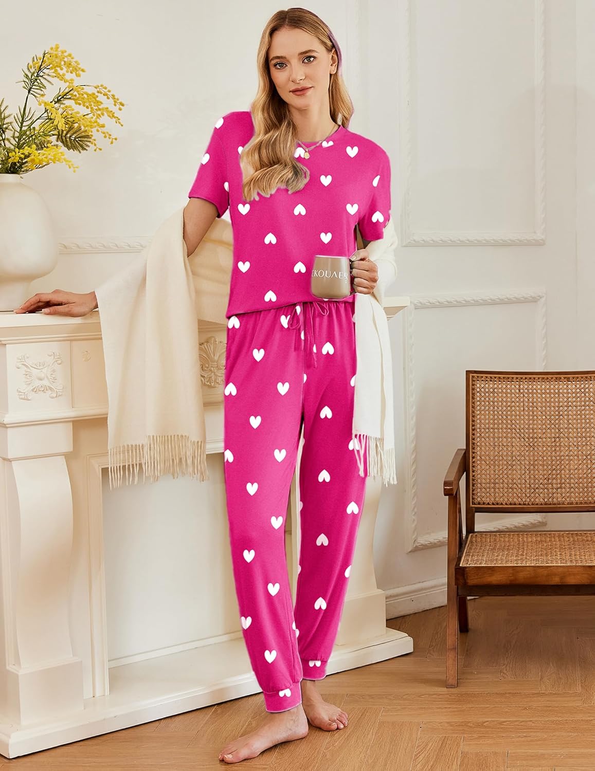 Pinkes Pyjama-Set mit Herzmuster: Kurzarmshirt und lange Jogginghose mit Kordelzug