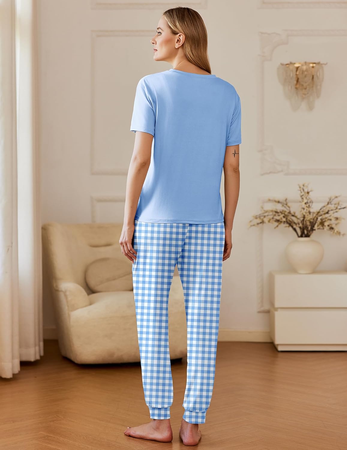 Hellblaues Pyjama-Set: Kurzarmshirt und blau-weiß karierte Jogginghose, Rückansicht