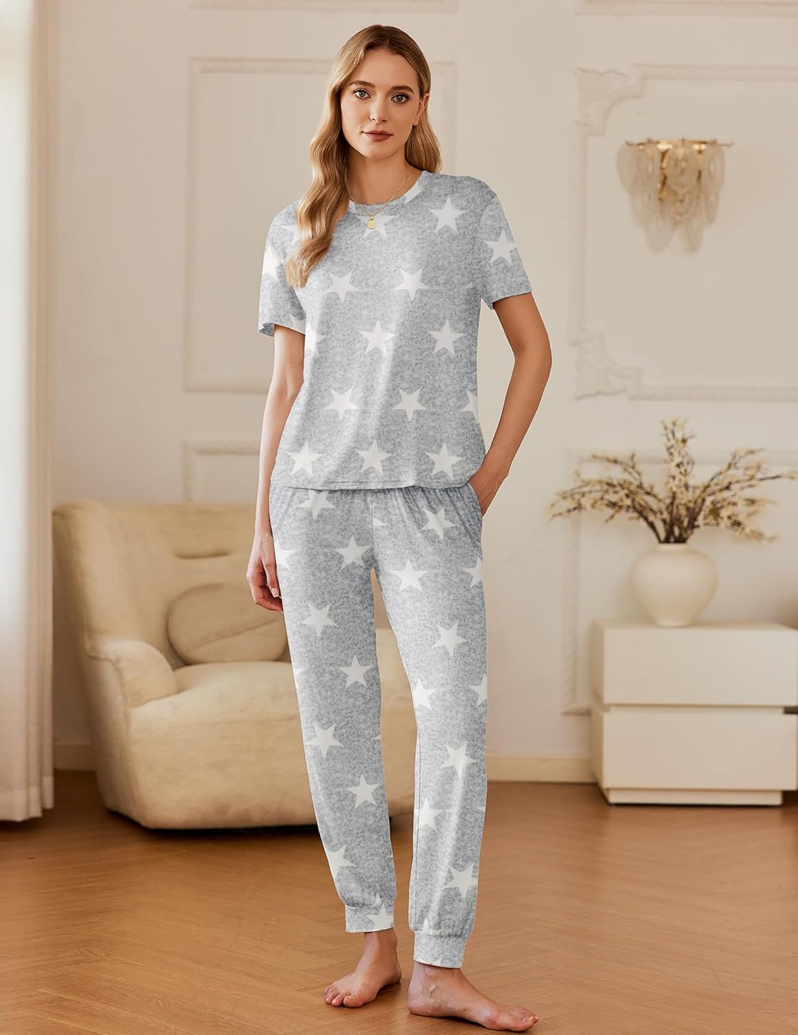 Light gray pajama set with star print, short sleeves and cuffed drawstring pants
