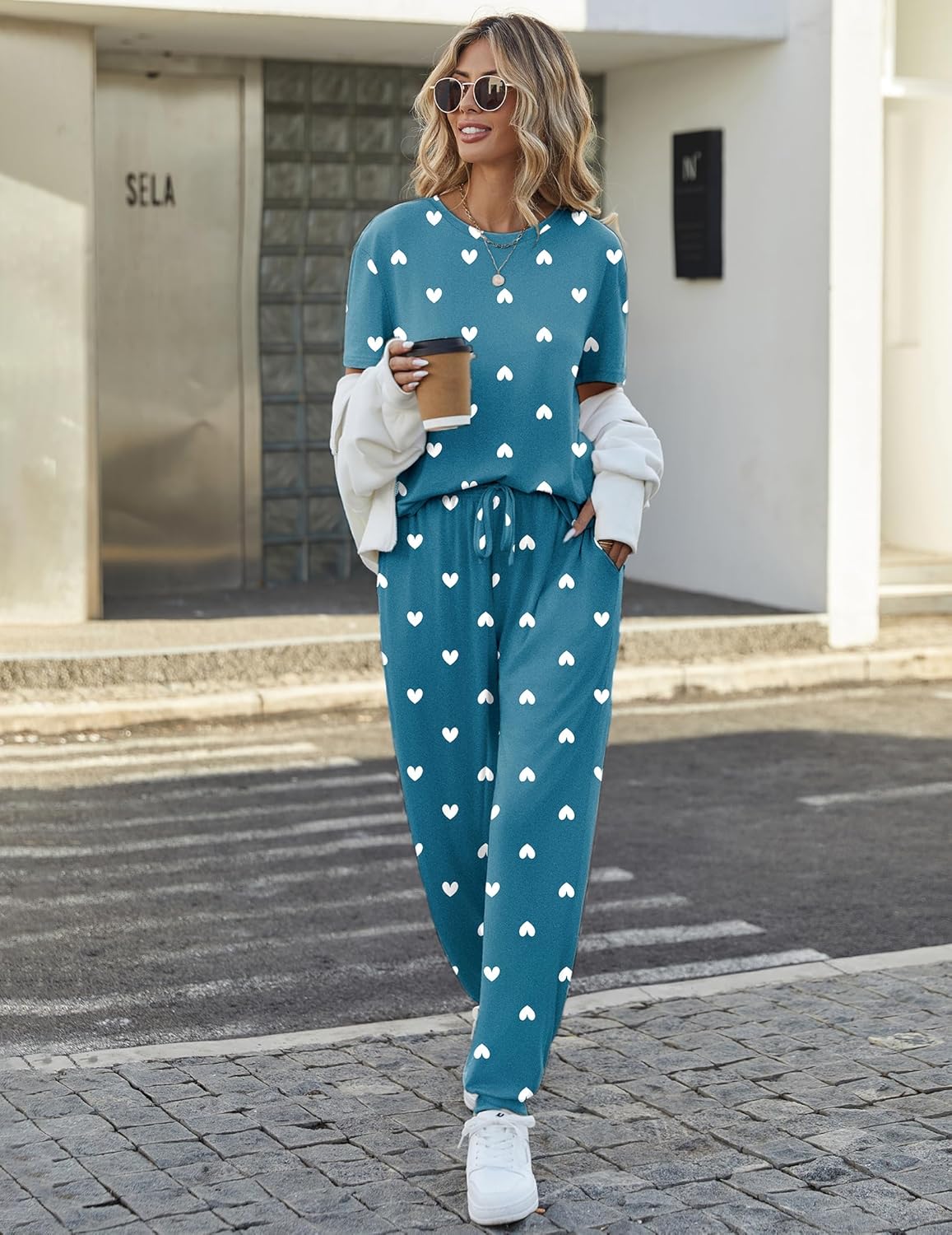 Türkisfarbenes Pyjama-Set mit Herzprint: Kurzarmoberteil und lange Hose mit Kordelzug