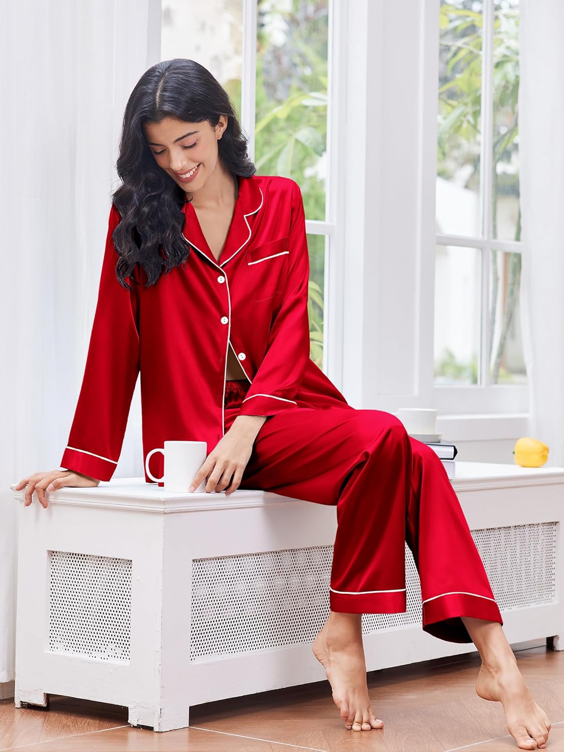Roter Satin-Schlafanzug mit Knopfleiste, weiß eingefasste Ärmel und lange Hose