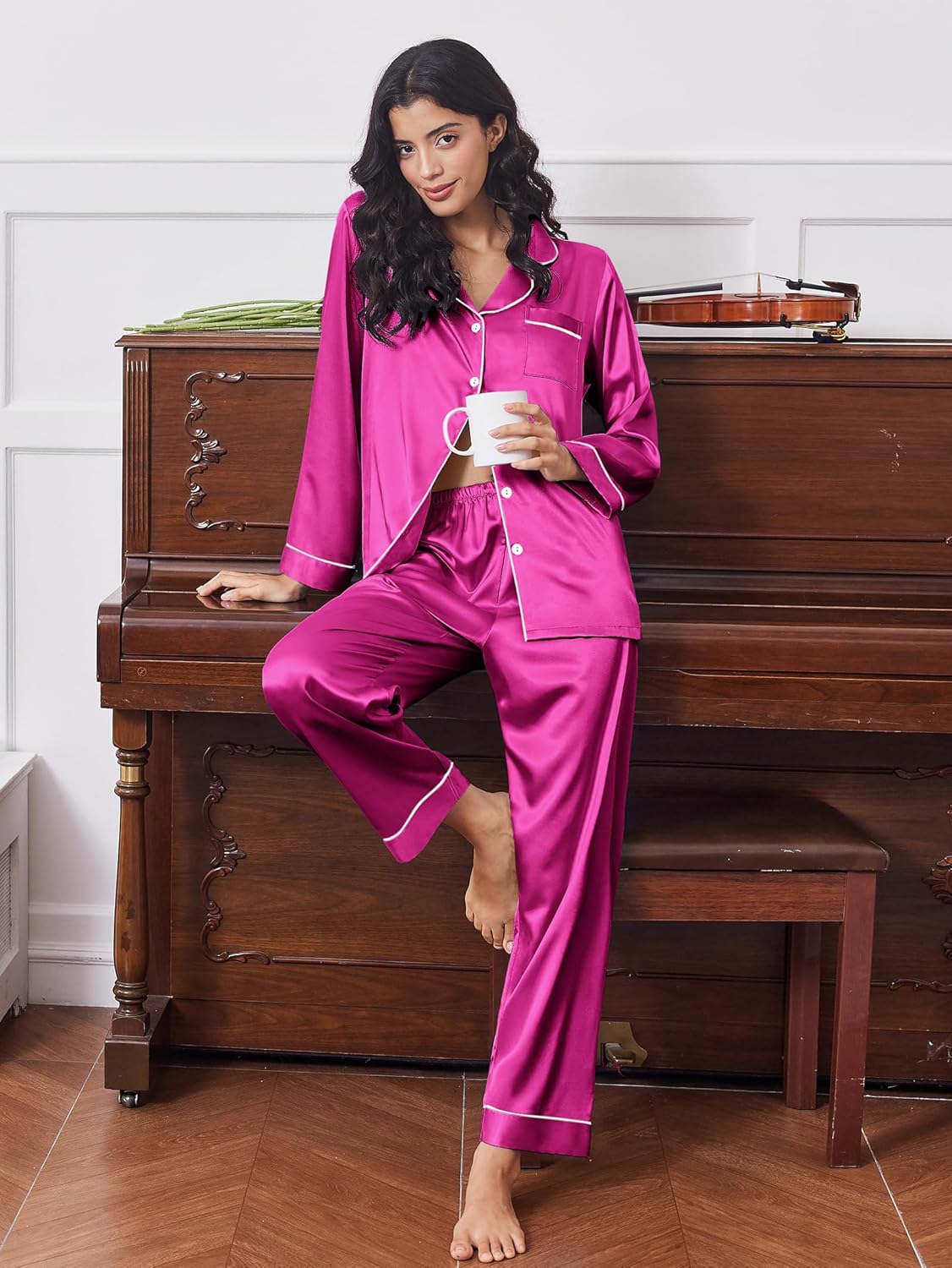 Lila Satin-Schlafanzug-Set mit Knopfleiste, pinkfarbener Paspel an Bündchen und Hose