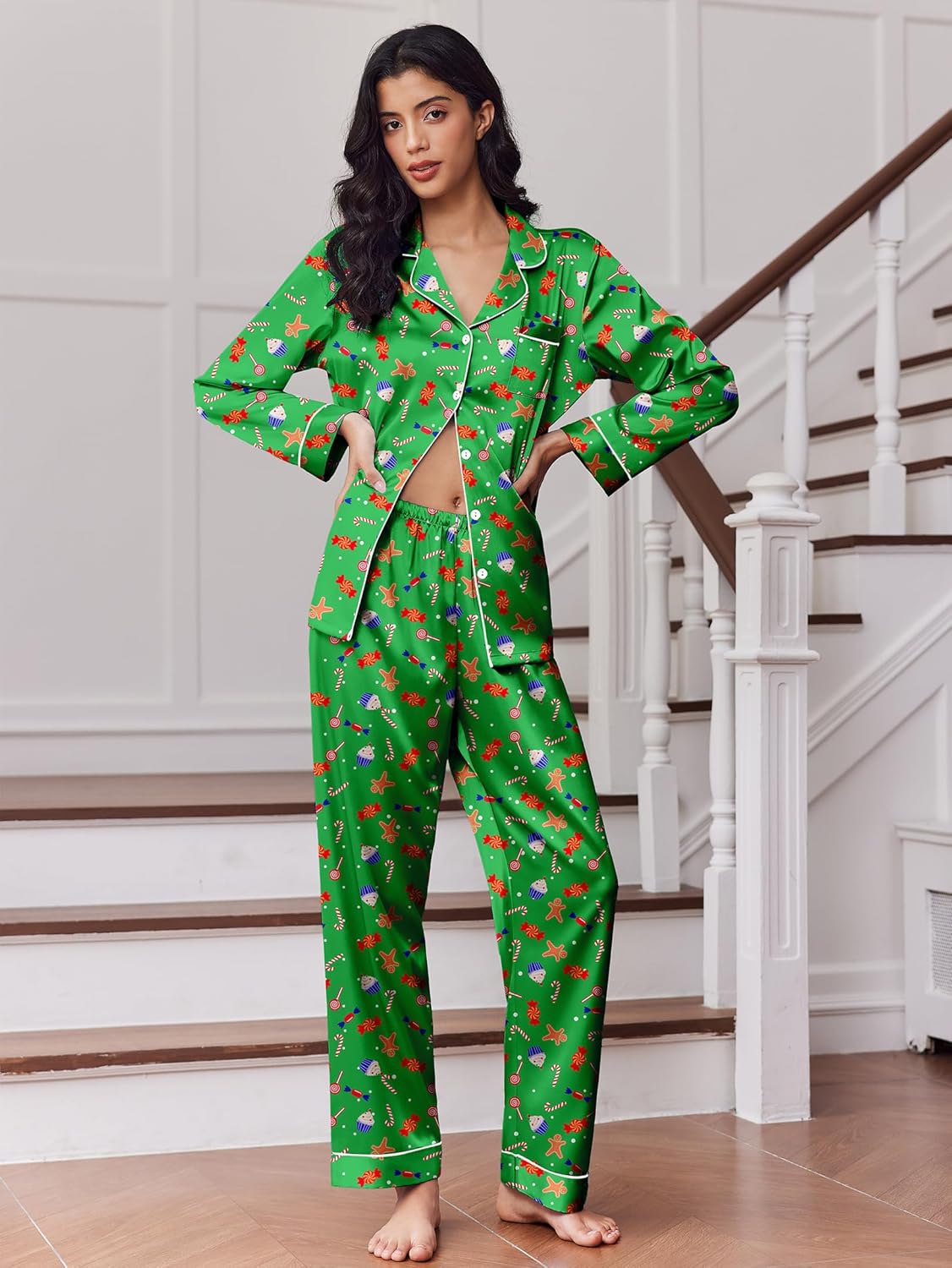 Grünes Satin-Schlafanzug-Set mit Knopfleiste, Musteroptik und lange Hose
