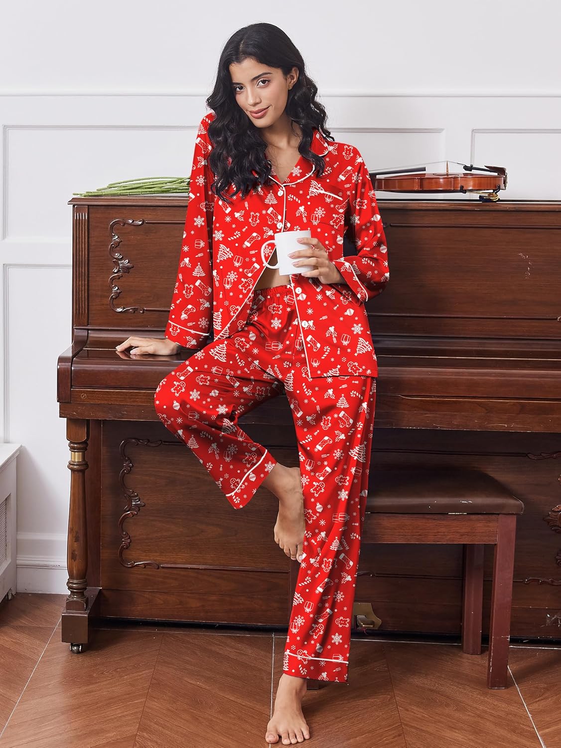 Rotes Satin-Schlafanzug-Set mit weißem Muster, Knopfhemd und lange Hose