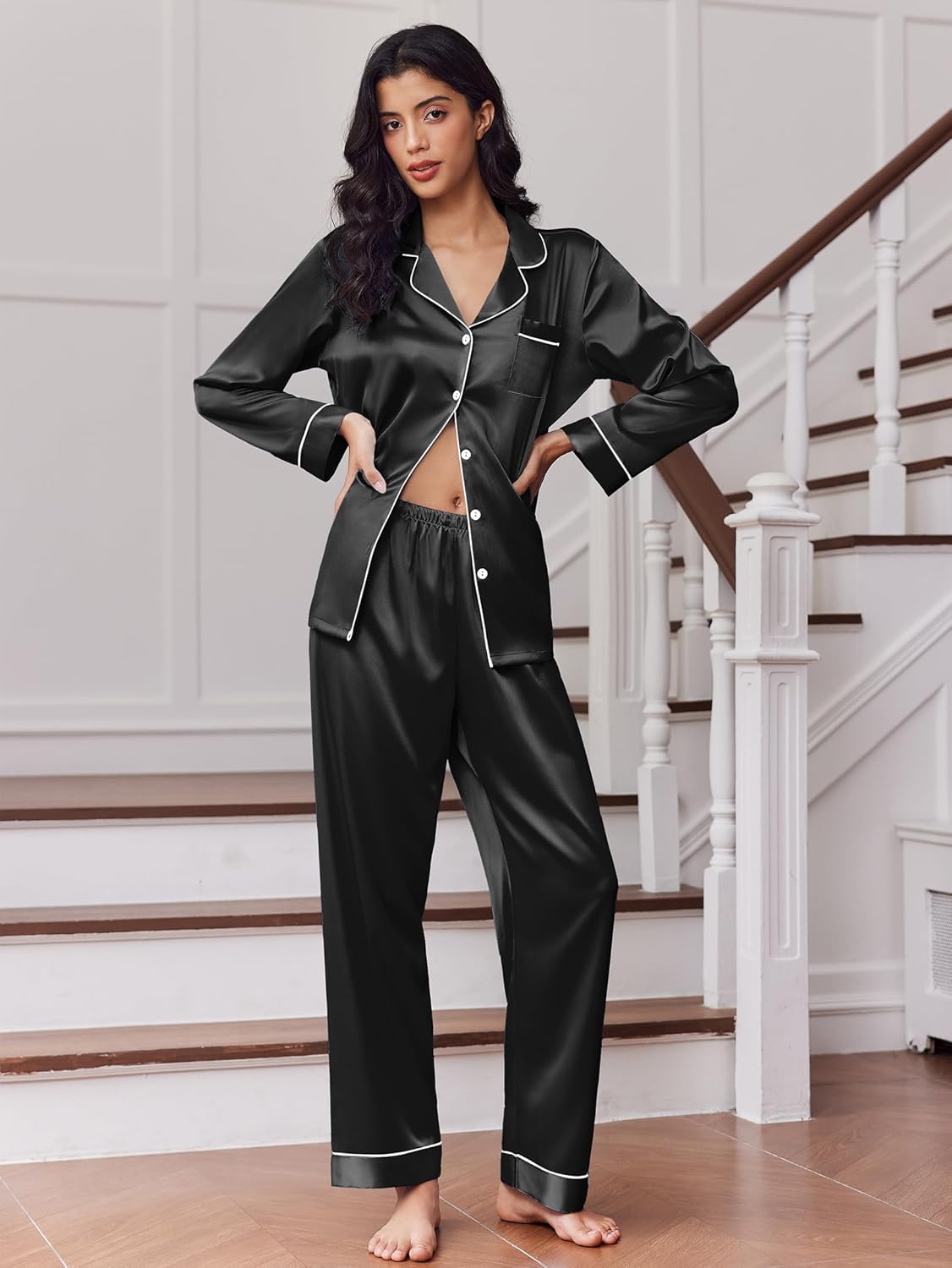Schwarzes Satin-Schlafanzug-Set mit Knopfhemd und langer Hose, mit heller Einfassung