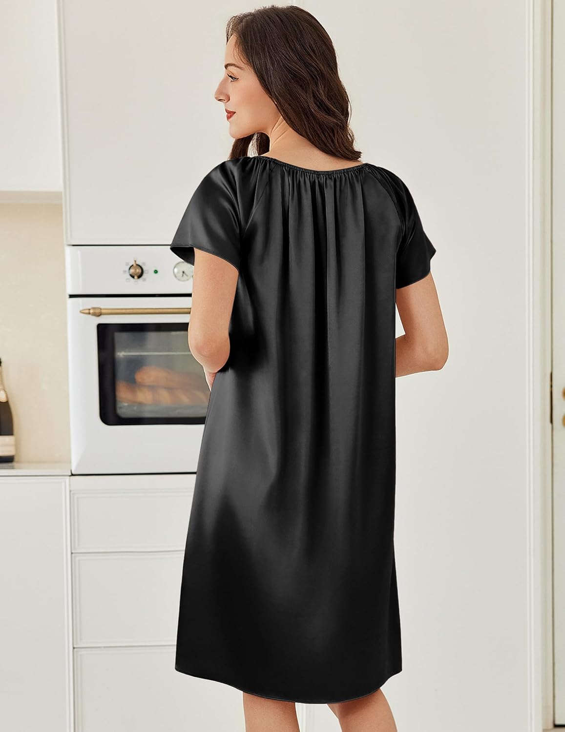Schwarzes Satin-Nachthemdkleid von hinten, kurze Ärmel, geraffter Rundhalsausschnitt