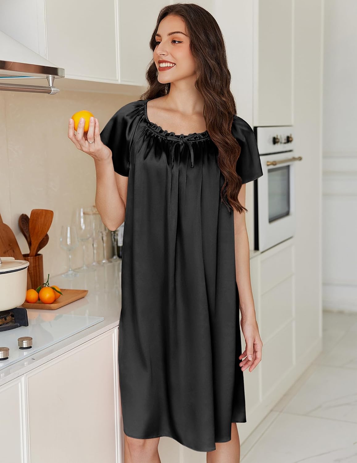Schwarzes Satin-Nachthemdkleid mit gerafftem Ausschnitt, kurzer Ärmel, lockerer Fall
