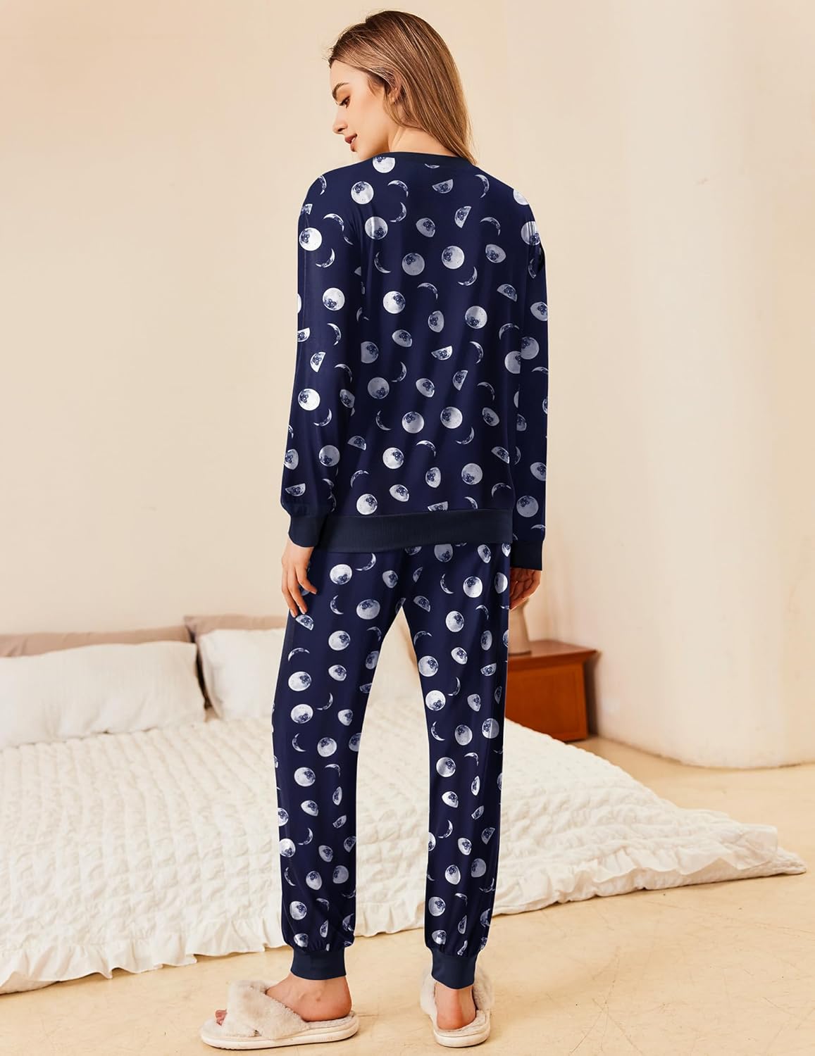 2-teiliger Jogger-Pyjama Blue Moon, Rückansicht mit Kreis-/Mondmuster auf Shirt und Hose
