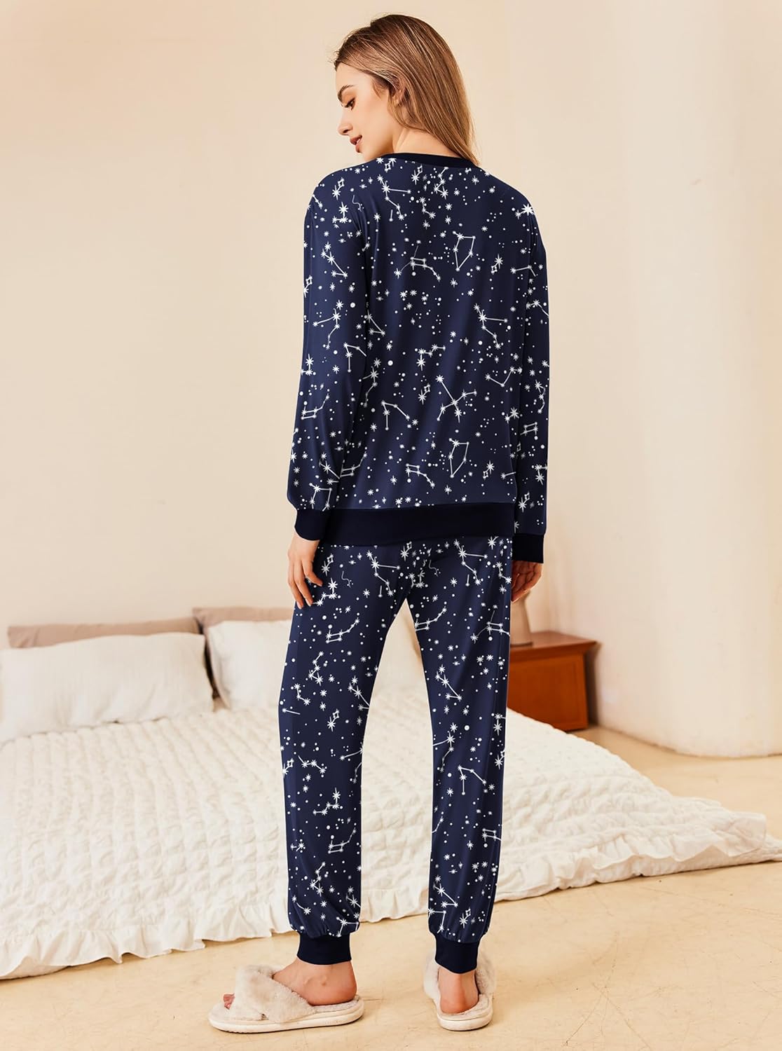 2-teiliger Jogger-Pyjama Black Starry, Rückansicht mit Sternmuster auf Oberteil und Hose