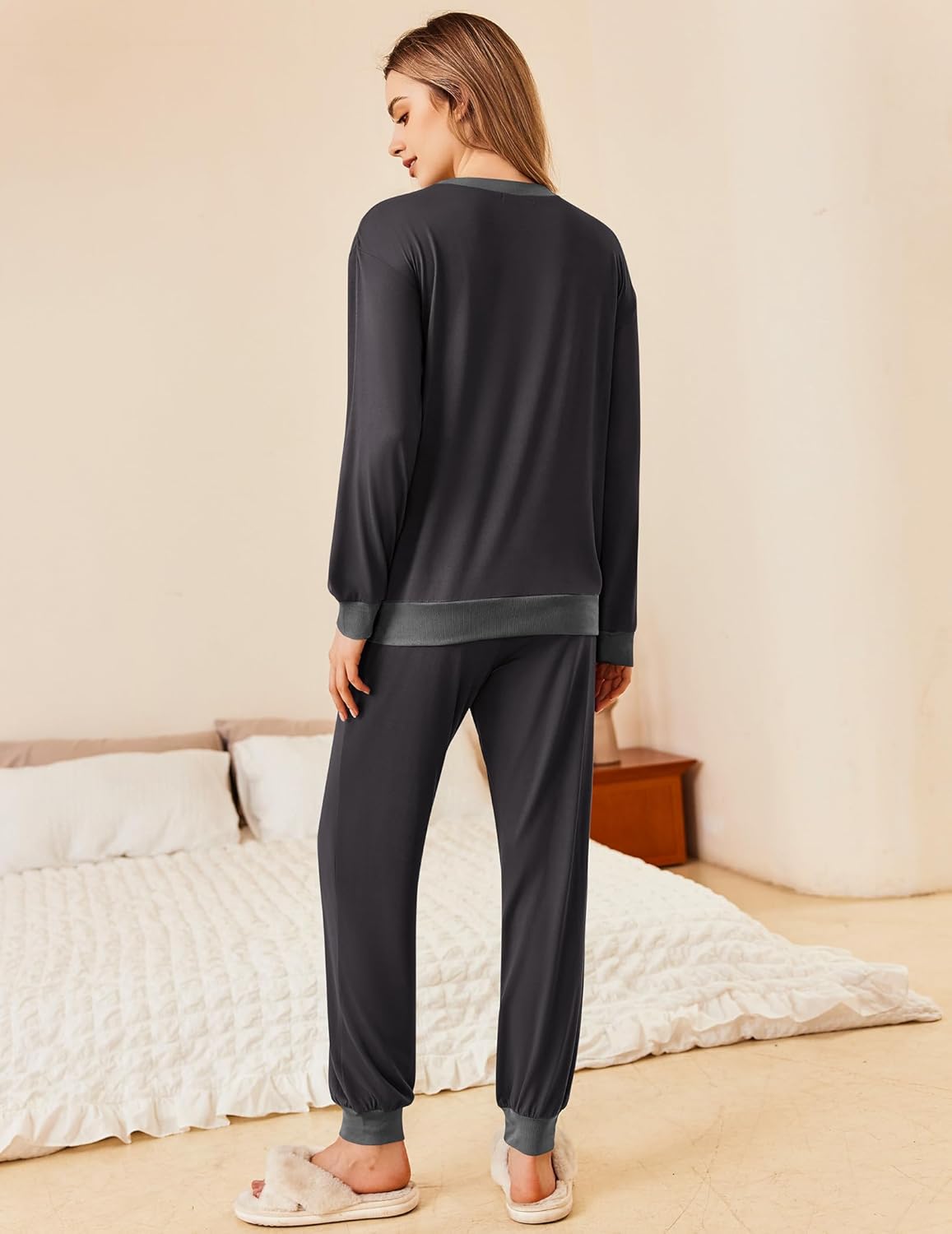 Dunkelgrauer 2-teiliger Jogger-Pyjamasatz von hinten: Sweatshirt, weite Joggerhose