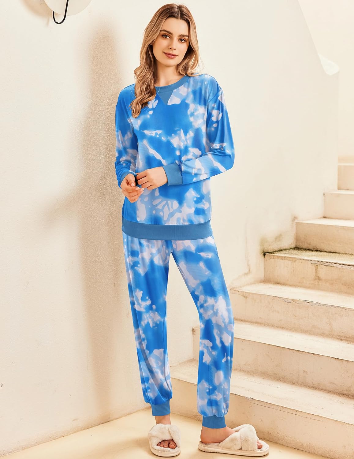 2-teiliger Jogger-Pyjamasatz Batik blau-weiß: Sweatshirt und Joggerhose mit Bündchen