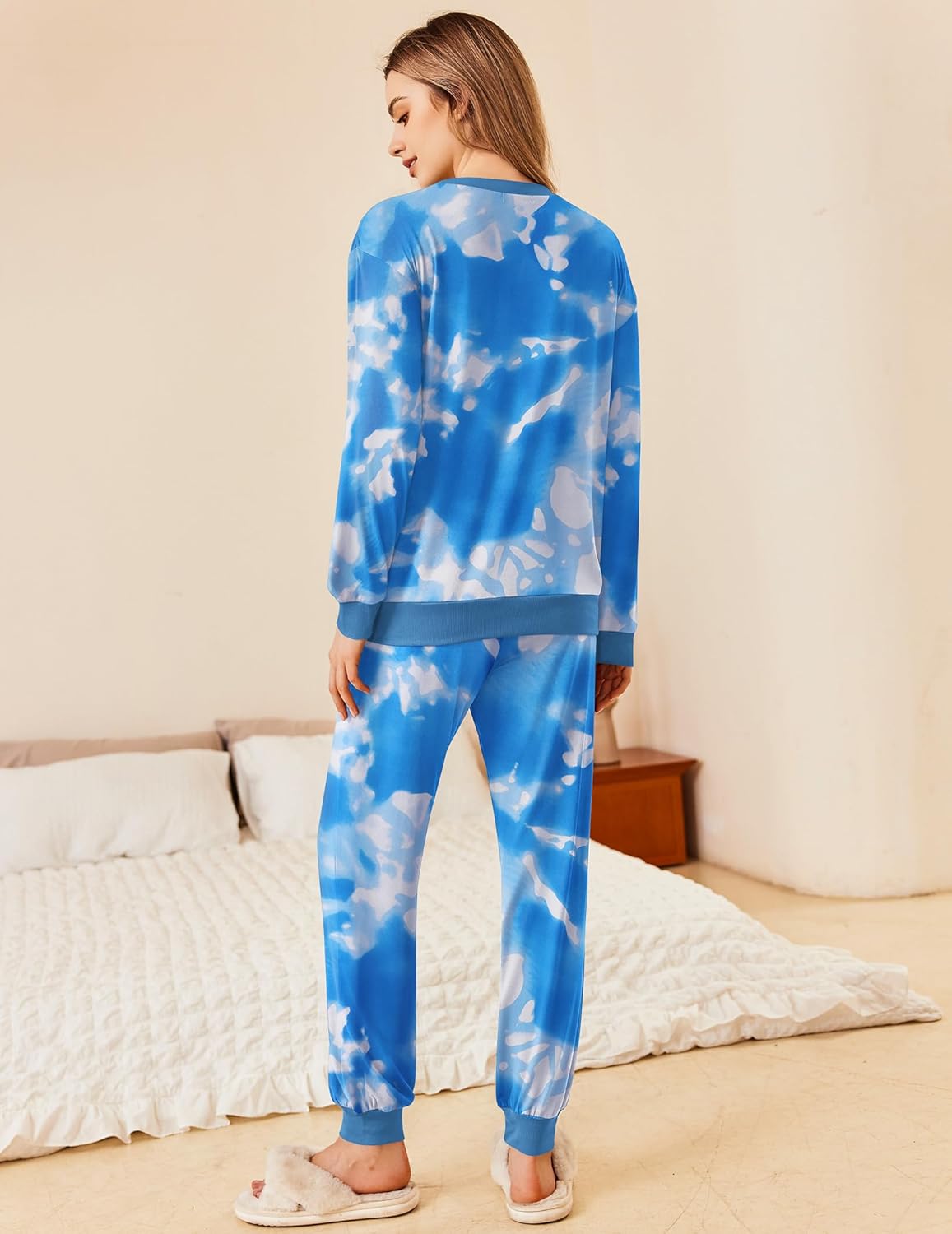 Blaue Batik Jogger-Pyjamaset von hinten: langärmliges Sweatshirt und Joggerhose