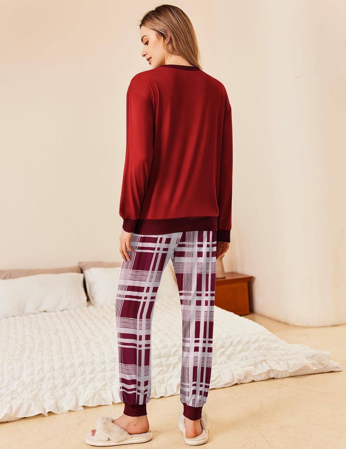 2-teiliger Jogger-Pyjama Wine Red, Rückansicht mit Karomuster auf den Joggerhosen