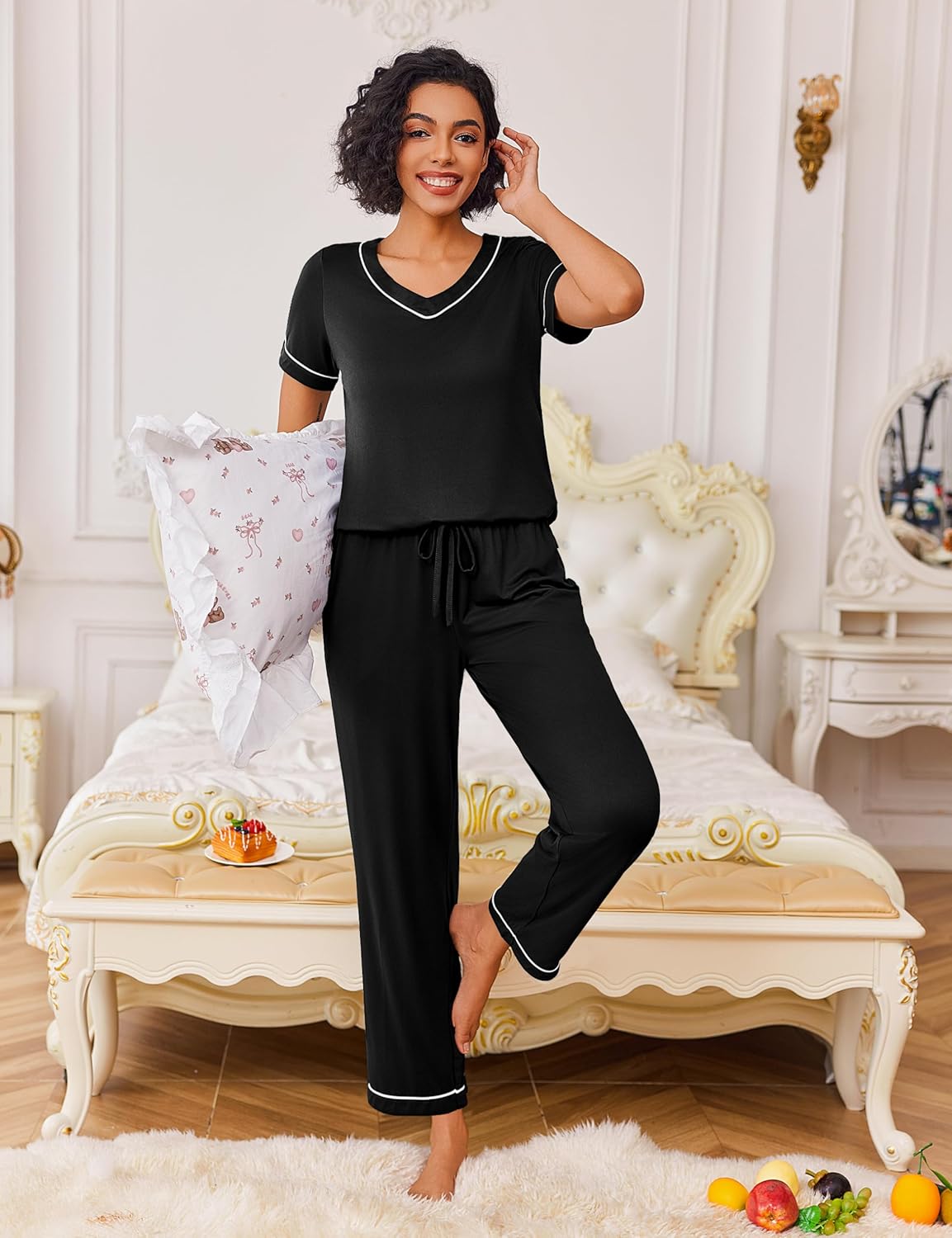 Schwarzes Zweiteiliges Lounge-Set: Kurzarmshirt und lange Hose mit weißem Paspelrand