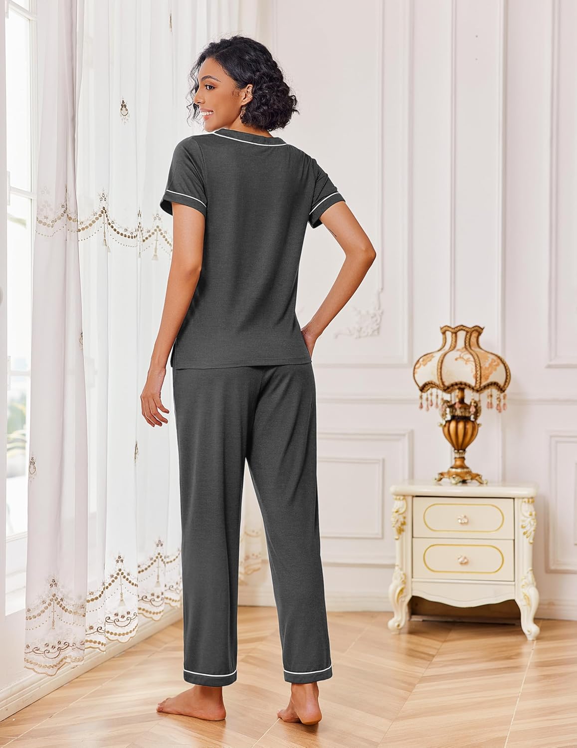 Dunkelgraues Kurzarm-Lounge-Set: Shirt mit V-Ausschnitt und lange Hose mit weißen Akzenten