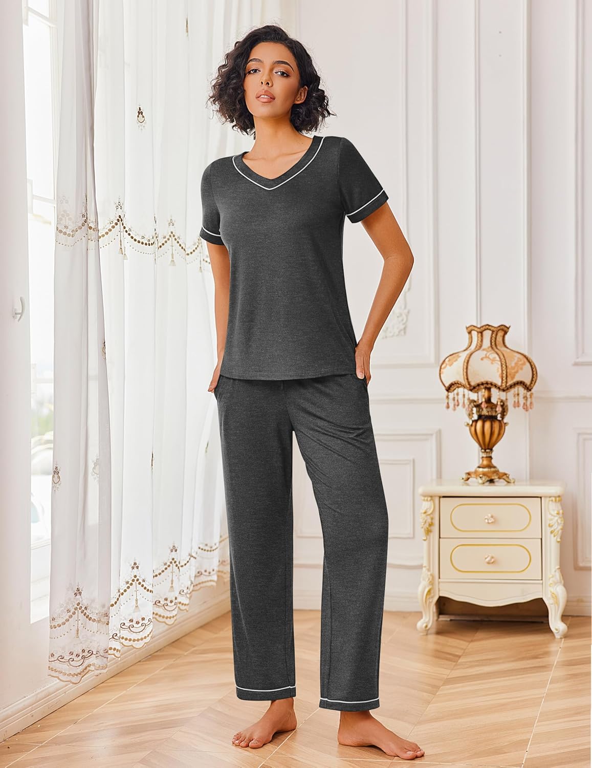 Zweiteiliges Lounge-Set aus Kurzarmshirt und langen Hose, dunkelgrau mit kontrastierender Paspel