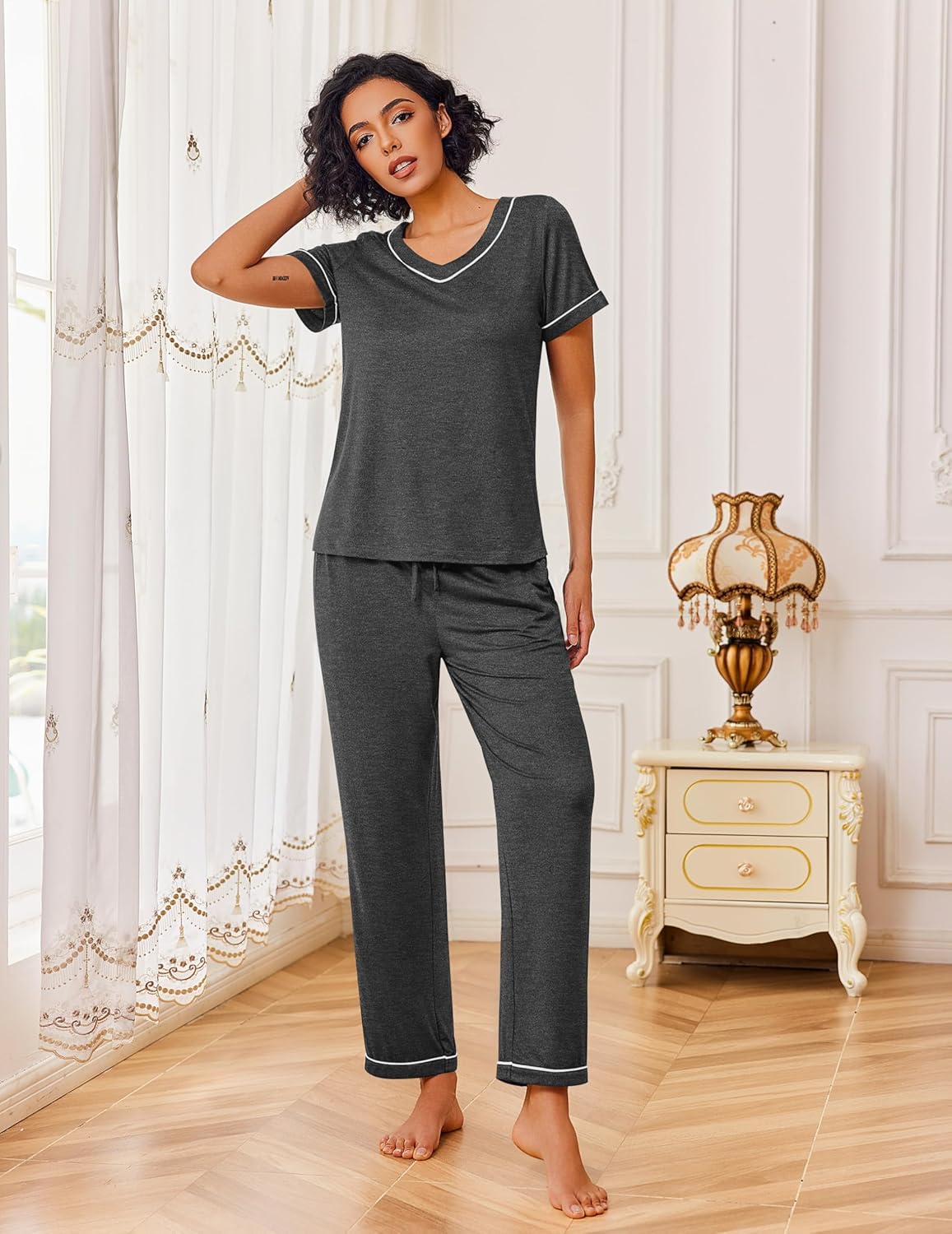 Zweiteiliges Lounge-Set, Kurzarmshirt und lange Hose, dunkelgrau mit weißem Paspelrand