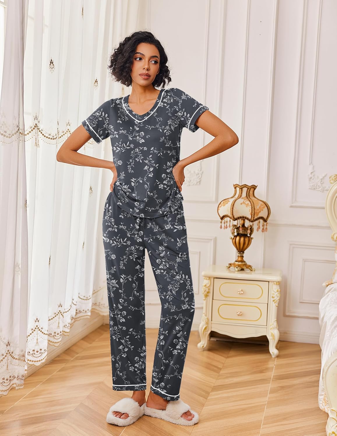 2-teiliges Lounge-Set, schwarzes Floral kurzärmeliges Shirt und weite Hose