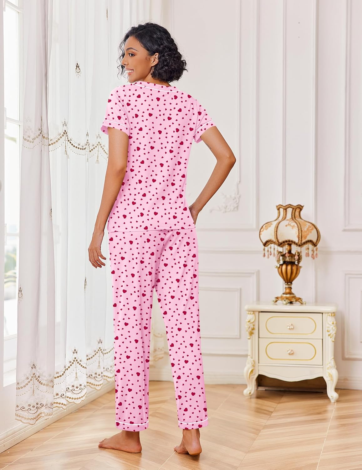 Rosa Herzprint Schlafset: kurzärmeliges Oberteil und weite Hose, Rückansicht