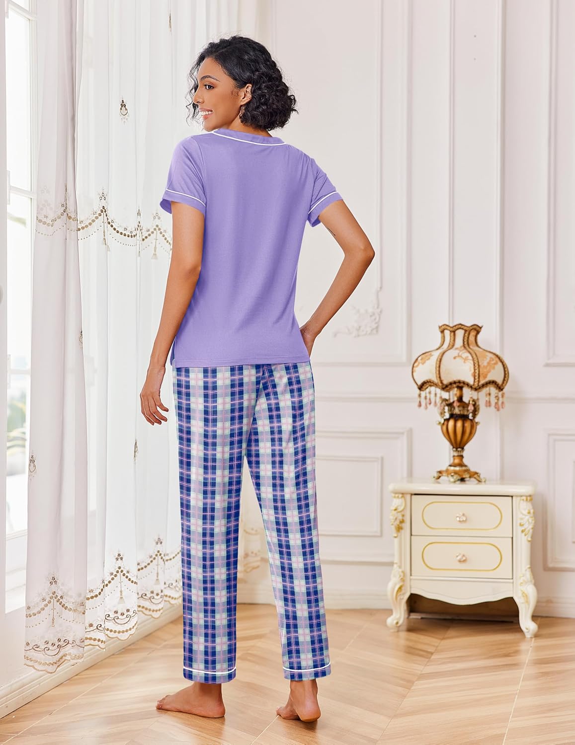 Zweiteiliges Lounge-Set: Fliederfarbenes Kurzarmshirt und lange Hose im Blau-Karo