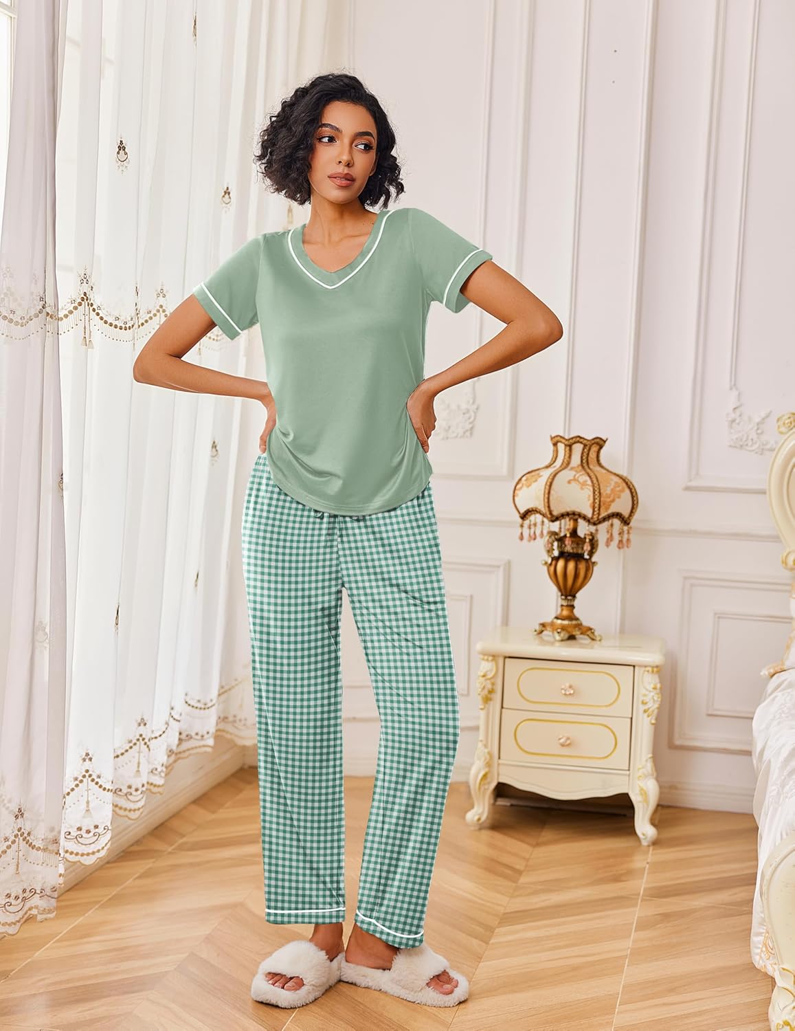 Zweiteiliges Lounge-Set in hellem Grün: Kurzarmshirt und lange Hosen im Gingham-Karo