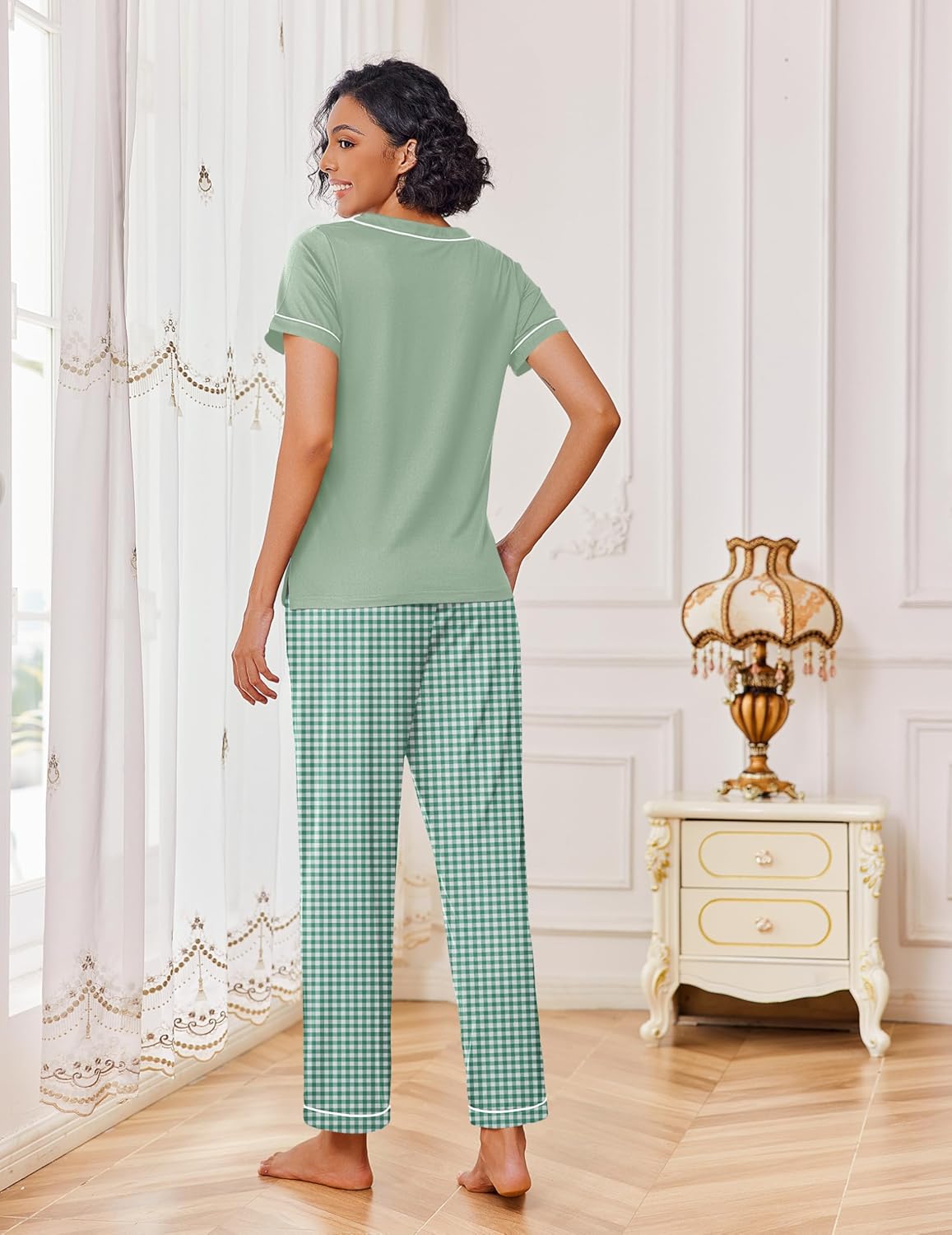 Helbgrünes Kurzarm-Lounge-Set: Shirt mit V-Ausschnitt und lange Hose im Gingham-Check