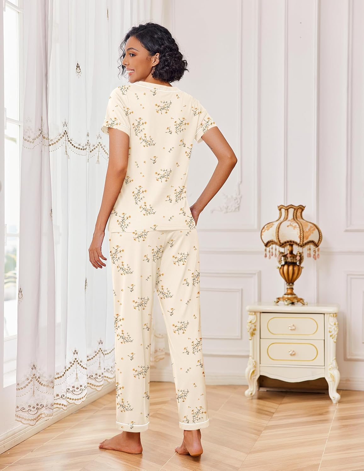 Cremefarbenes Lounge-Set mit Pflanzenprint, Rückansicht mit langer Hose
