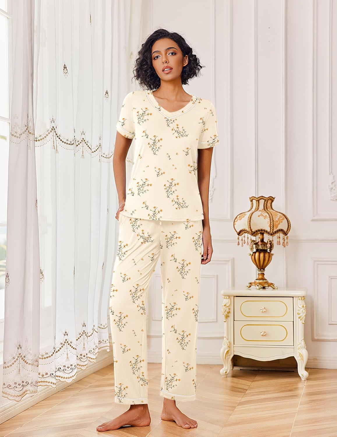 Cremefarbenes Lounge-Set mit Pflanzenprint: T-Shirt und lange Hose