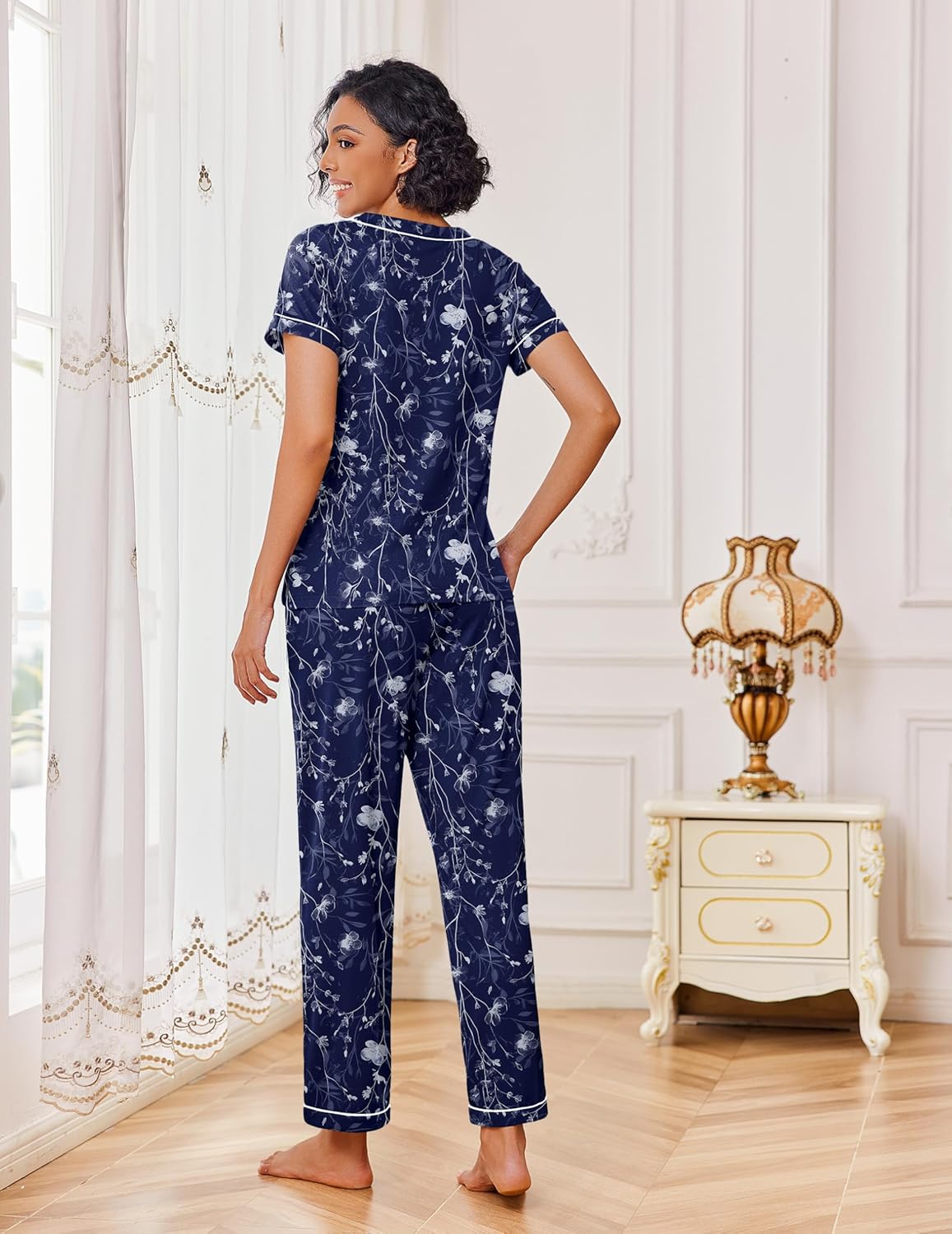 Dunkelblaues Floral-Schlafset: Rückansicht mit kurzärmeligem Shirt und Hose