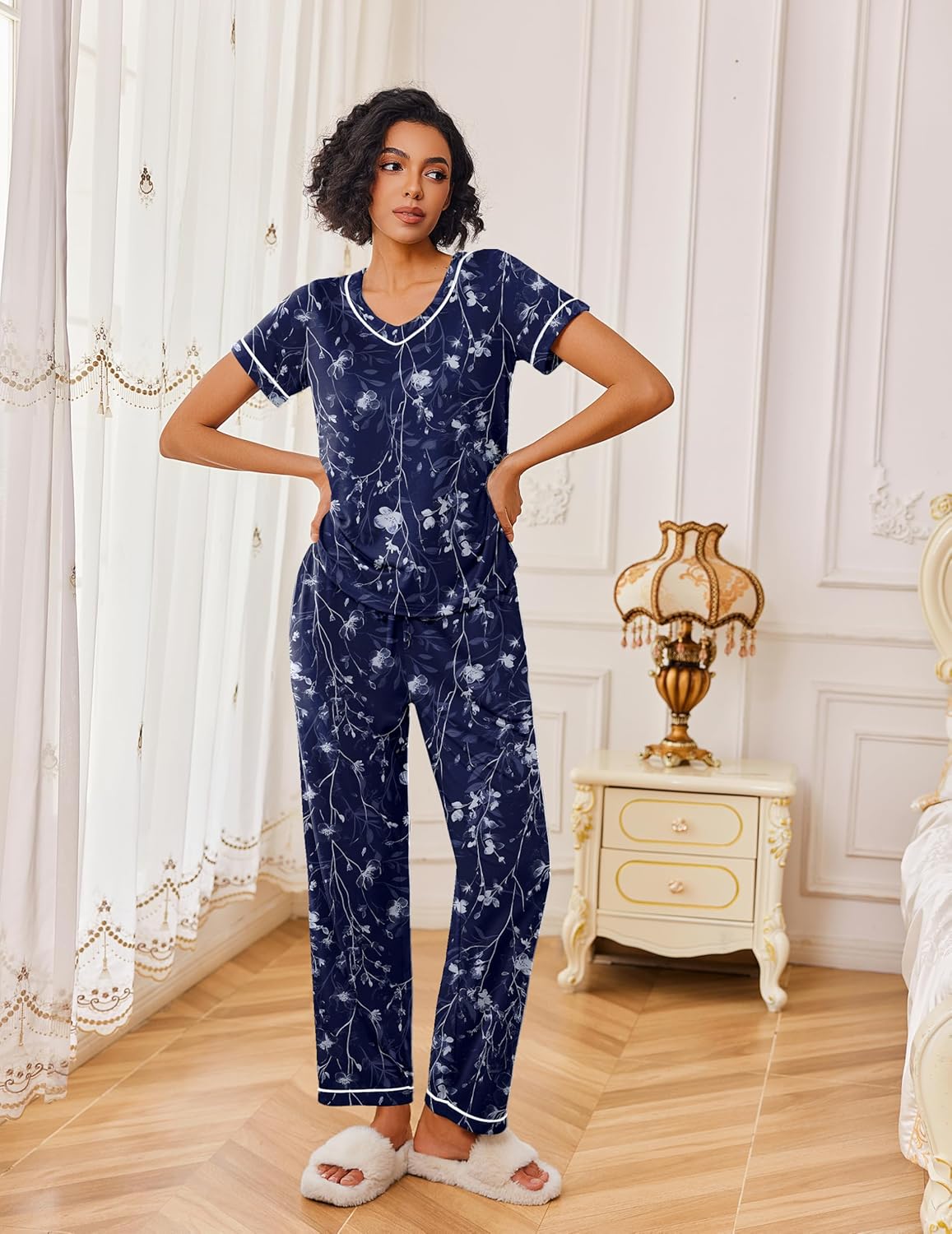 Dunkelblaues Lounge-Set mit hellem Floralprint: kurzärmeliges Shirt und weite Hose