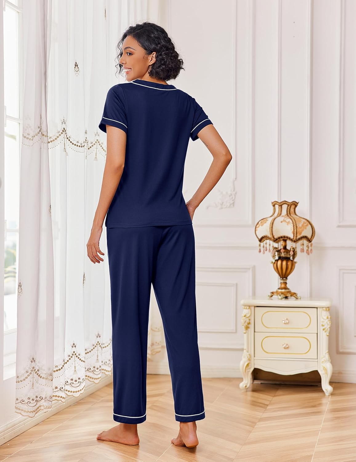 Navyblaues Lounge-Set: kurzärmeliges Shirt mit Kontrastpaspel und lange Hose