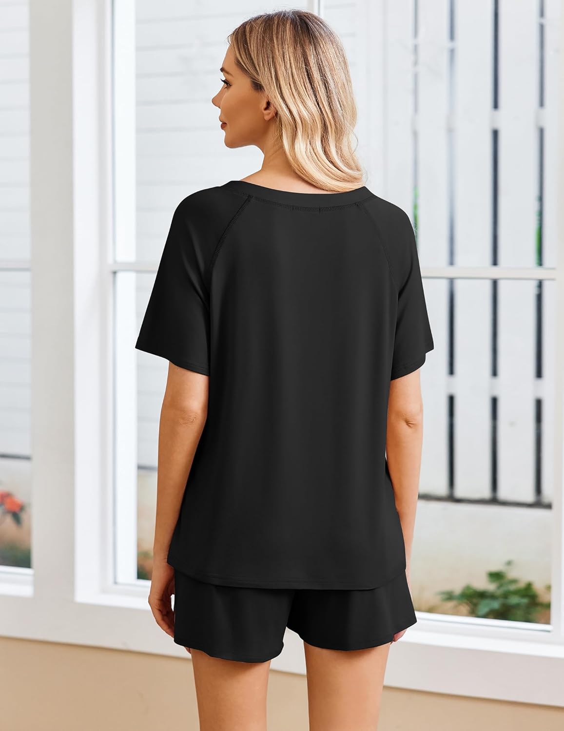 Schwarzes Lounge-Set (2-tlg.), Rückansicht: T-Shirt mit Raglanärmeln & kurze Shorts