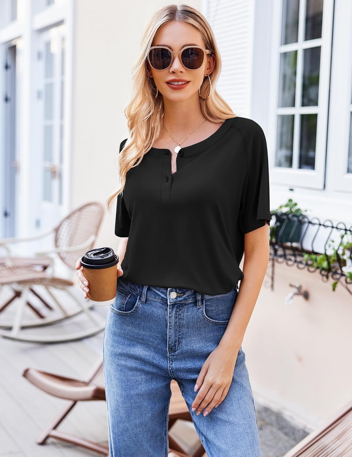 Schwarzes Lounge-Set (2-tlg.): Henley-T-Shirt mit Knöpfen, dazu kurze Shorts