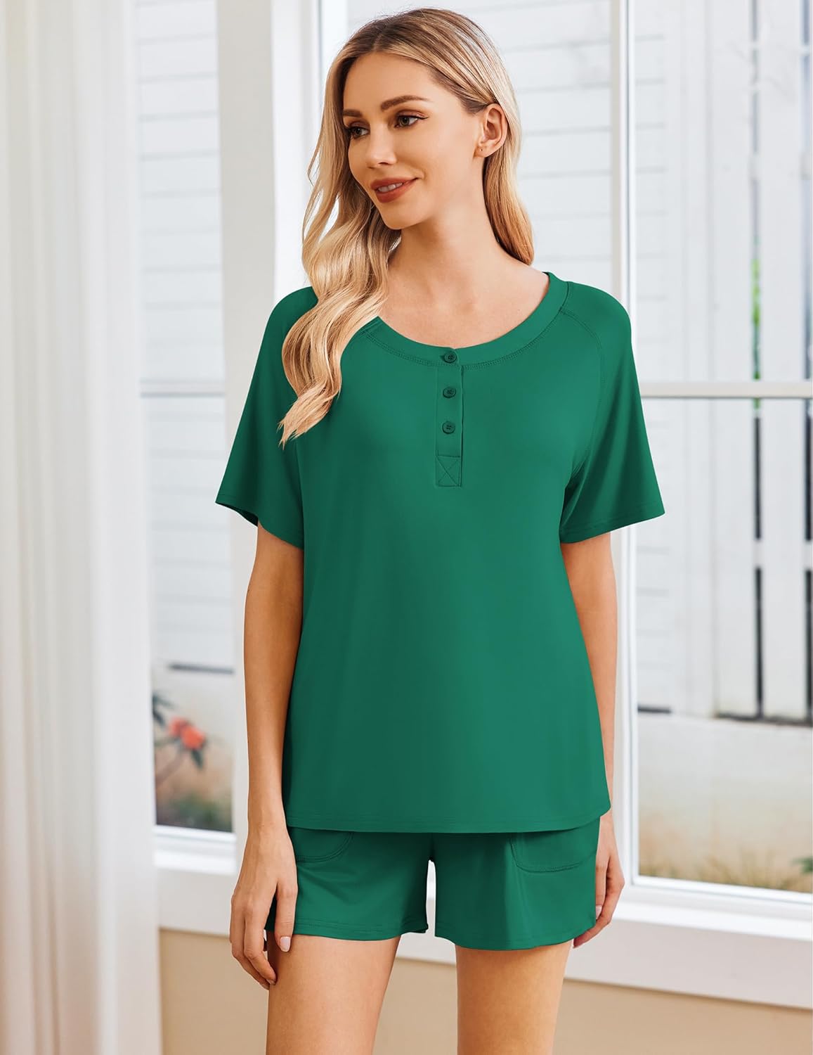 Dunkelgrünes Lounge-Set (2-tlg.): Henley-T-Shirt mit Knöpfen und kurze Shorts
