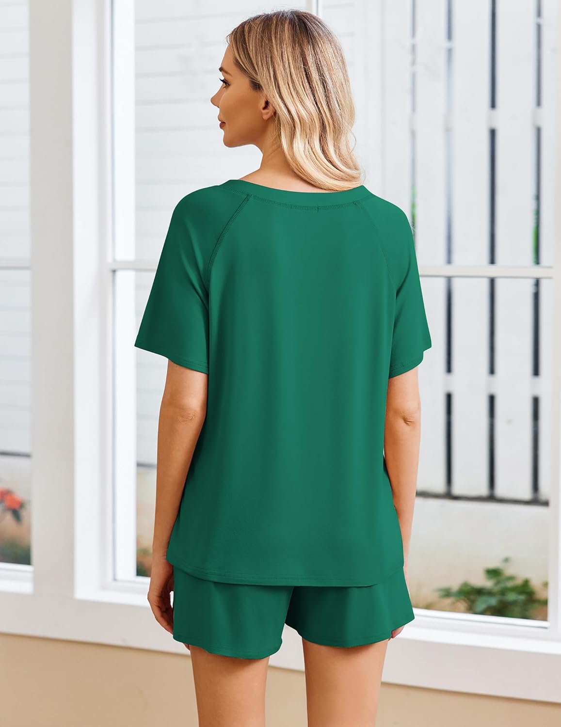Grünes Lounge-Set (2-tlg.) Rückansicht: lockeres T-Shirt & kurze Shorts