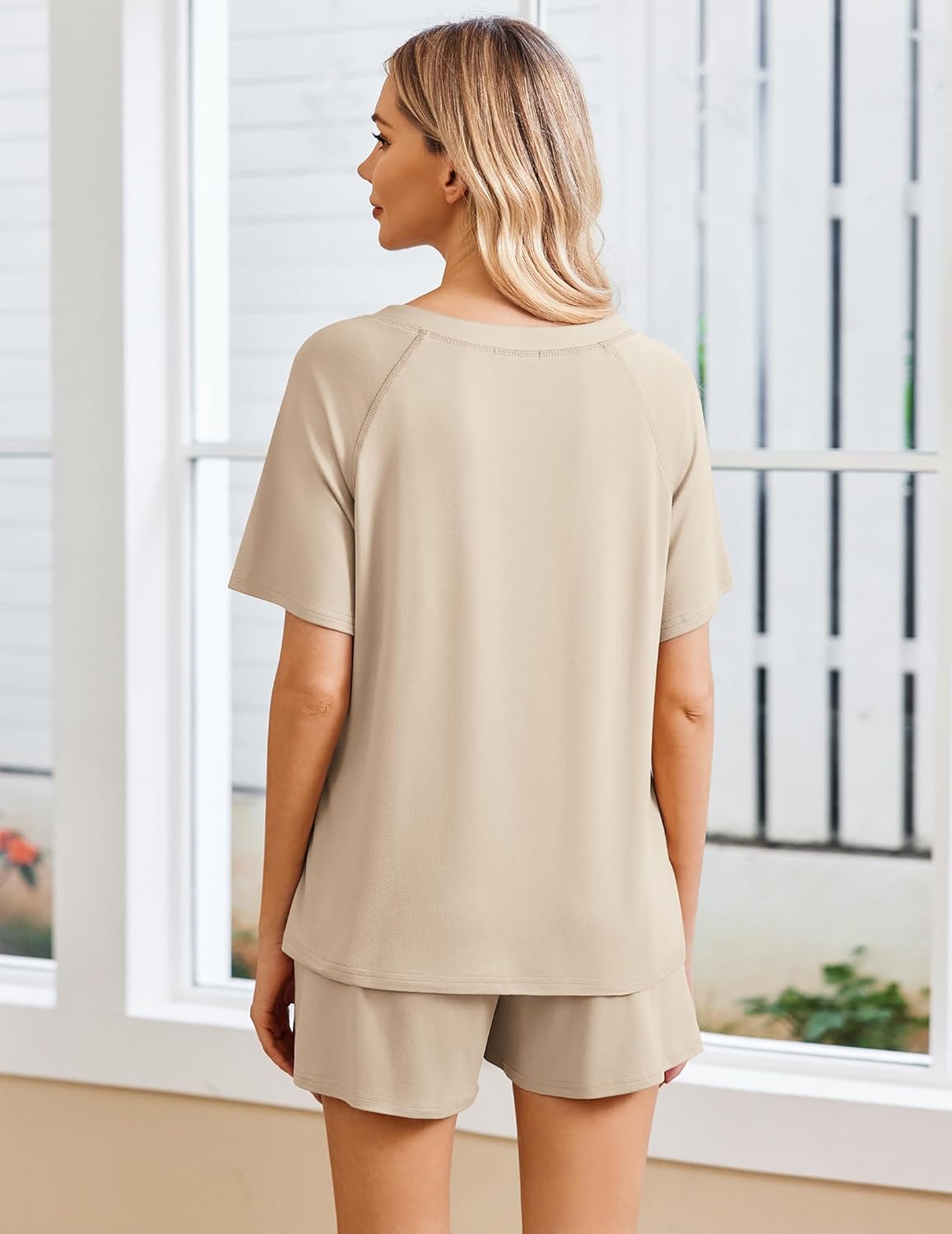 Hellkhaki Lounge-Set (2-tlg.) Rückansicht: T-Shirt & kurze Shorts