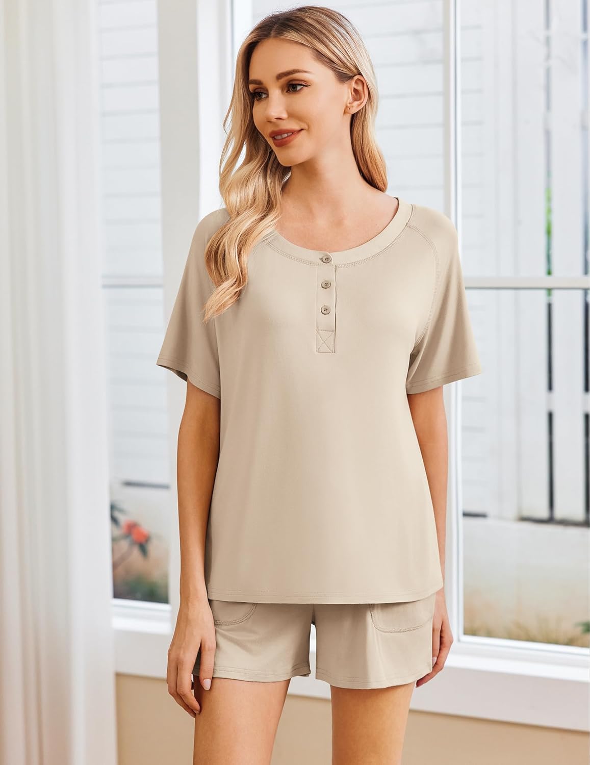 Hellkhakifarbenes Lounge-Set (2-tlg.): Henley-T-Shirt mit Knöpfen, kurze Shorts