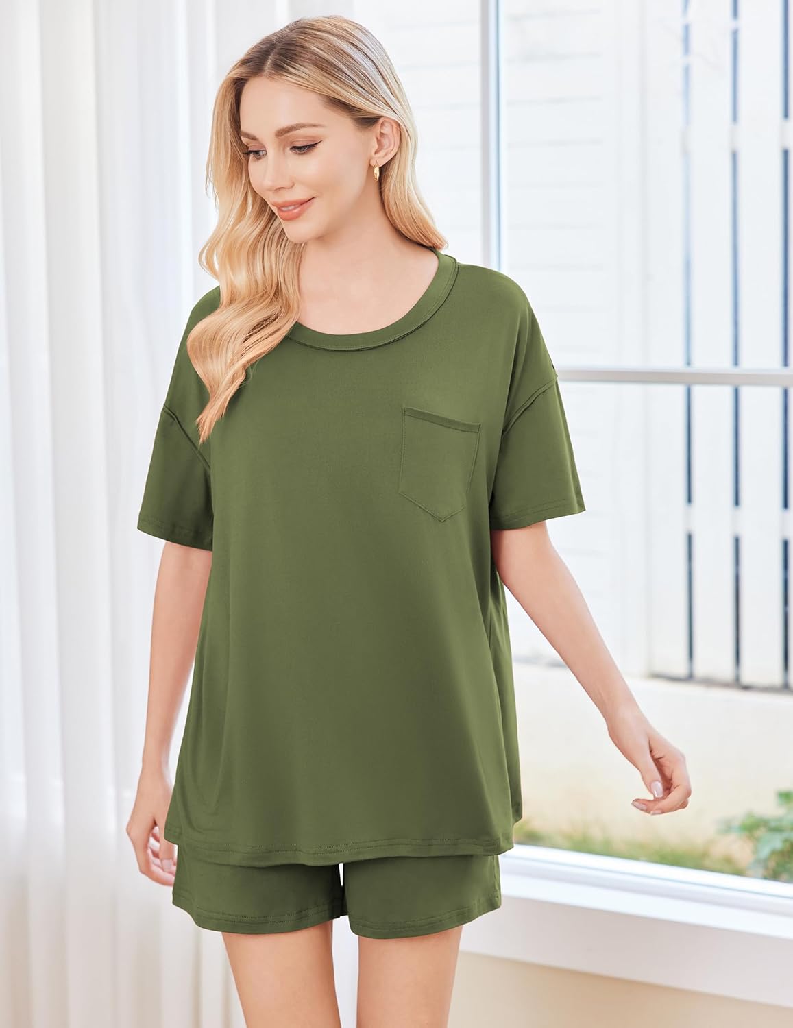 Olivegrünes 2-teiliges Pyjama-Set: kurzärmeliges Shirt mit Brusttasche, kurze Shorts