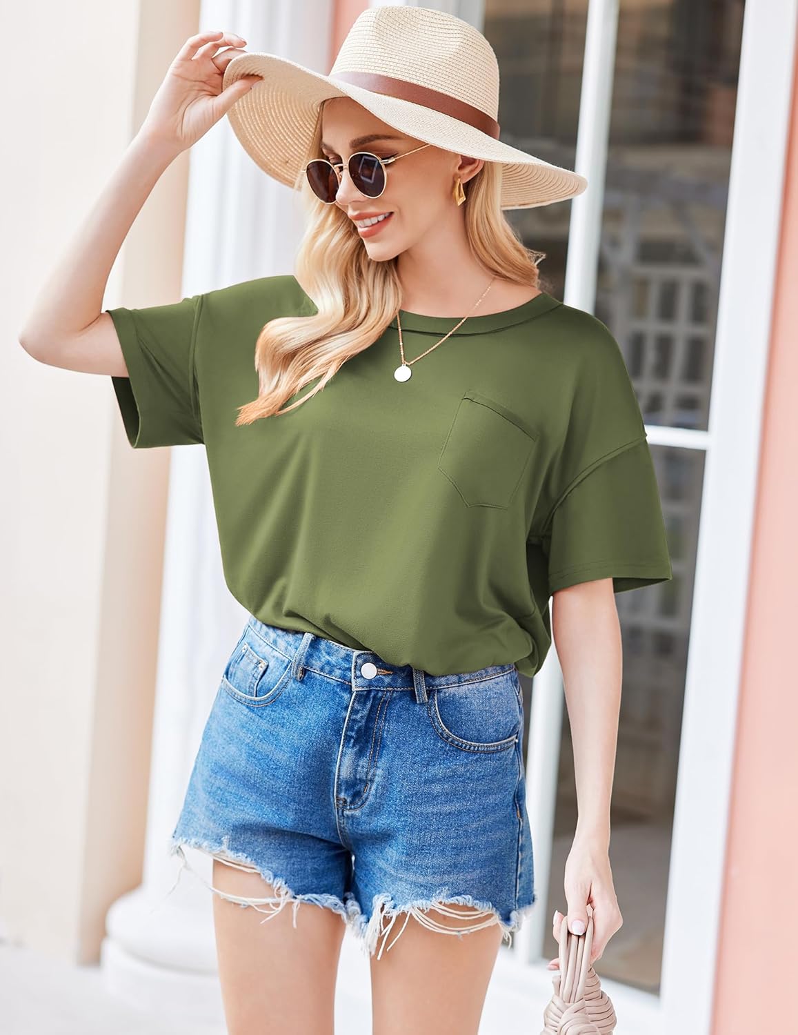 Olivegrünes Pyjama-Set: kurzärmeliges Shirt mit Brusttasche, kurze Shorts