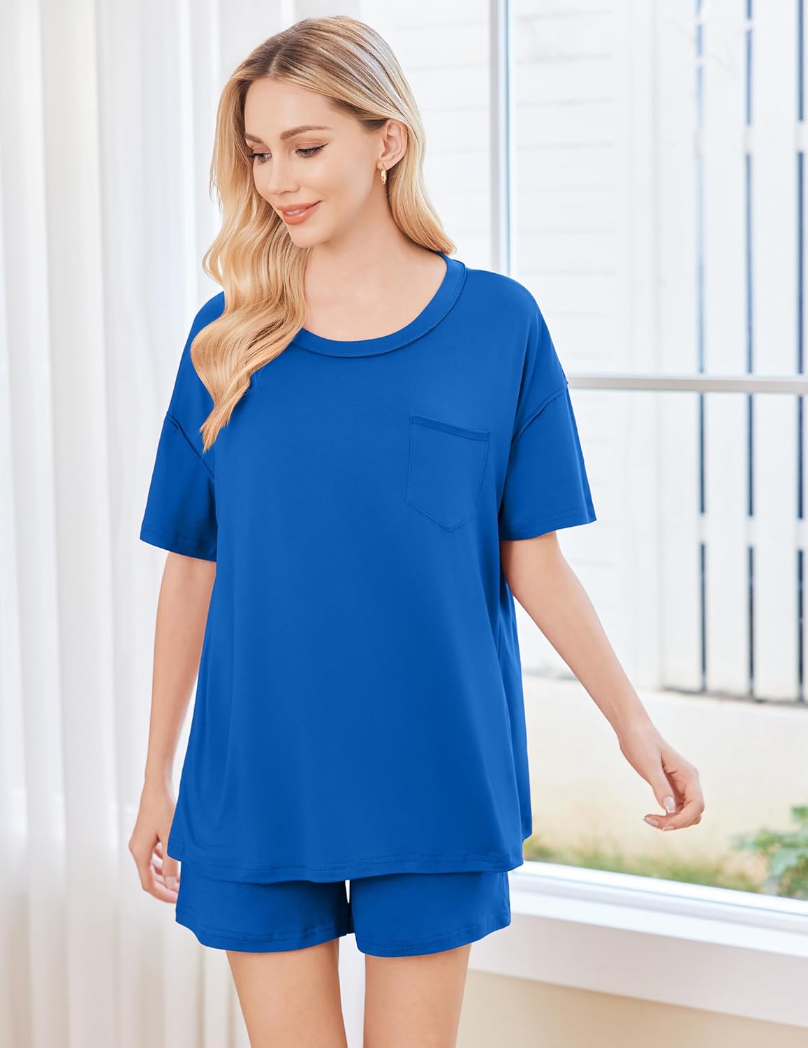 Blaues 2-teiliges Pyjama-Set: kurzärmeliges Shirt mit Brusttasche, kurze Shorts