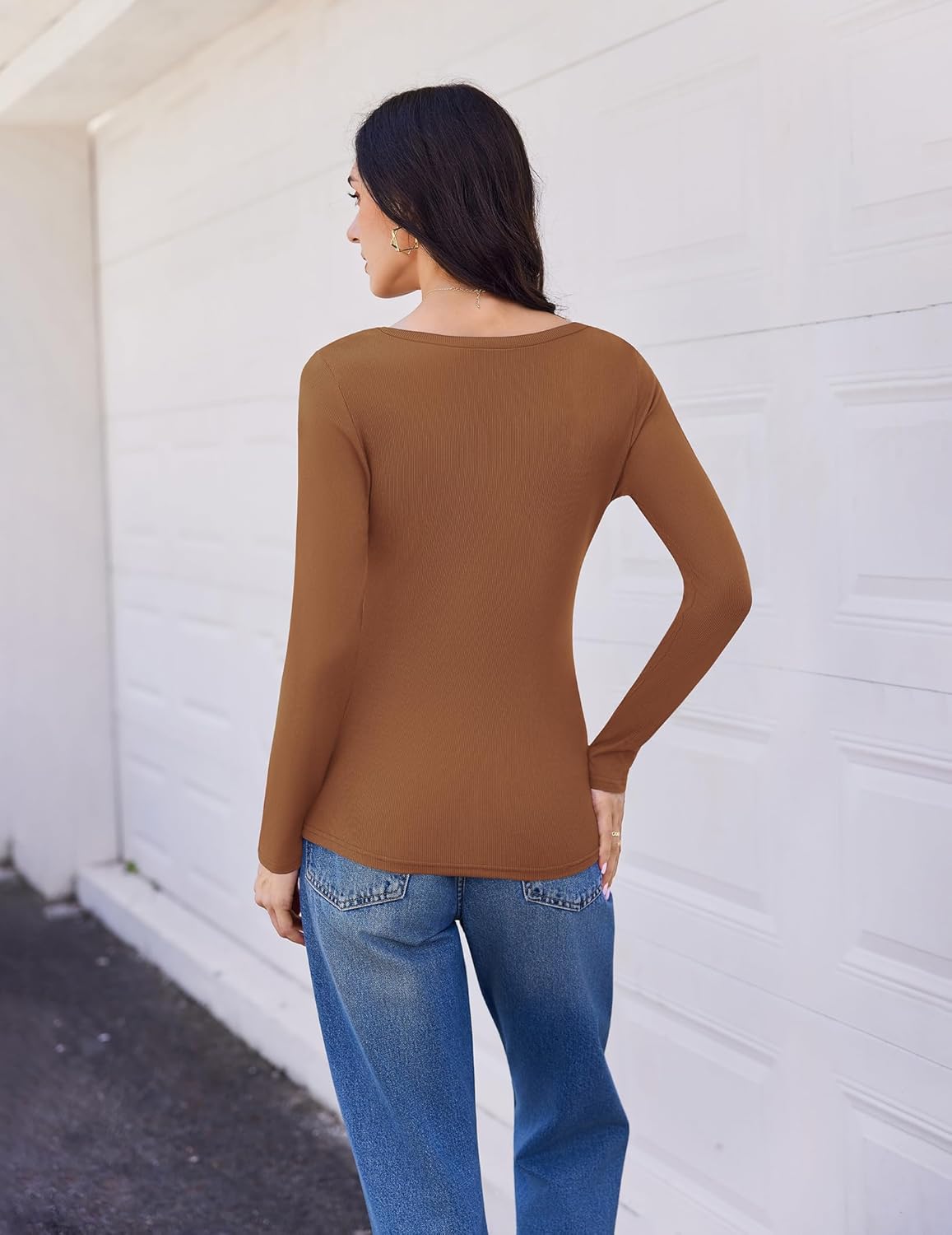 Rückansicht Longsleeve V-Ausschnitt, gerippte Slim-Fit in Braun