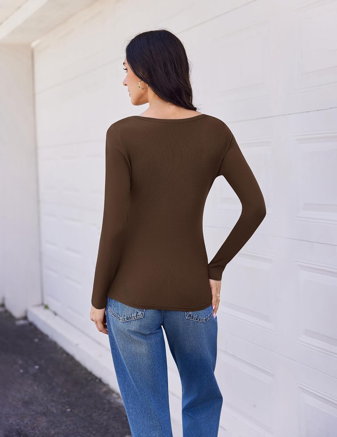 Langarmshirt mit V-Ausschnitt, Rückansicht, braunes Rippstrick