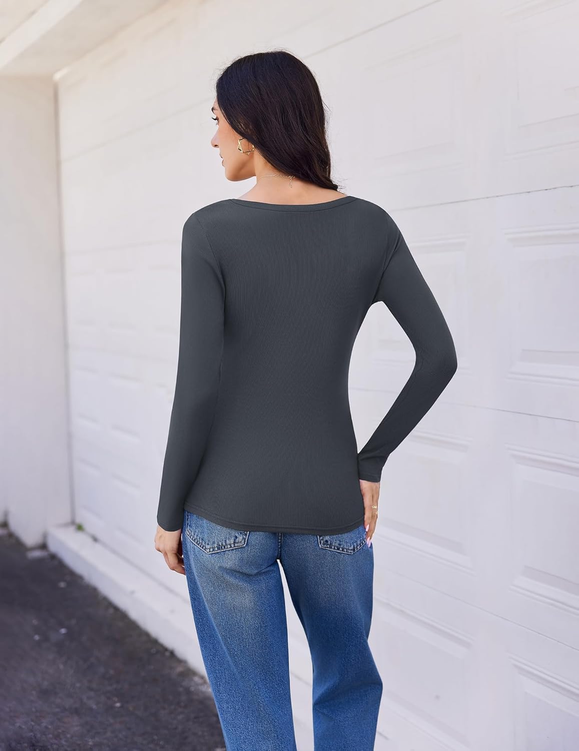 Rückansicht V-Ausschnitt Longsleeve, gerippte Slim-Fit Passform in Dunkelgrau