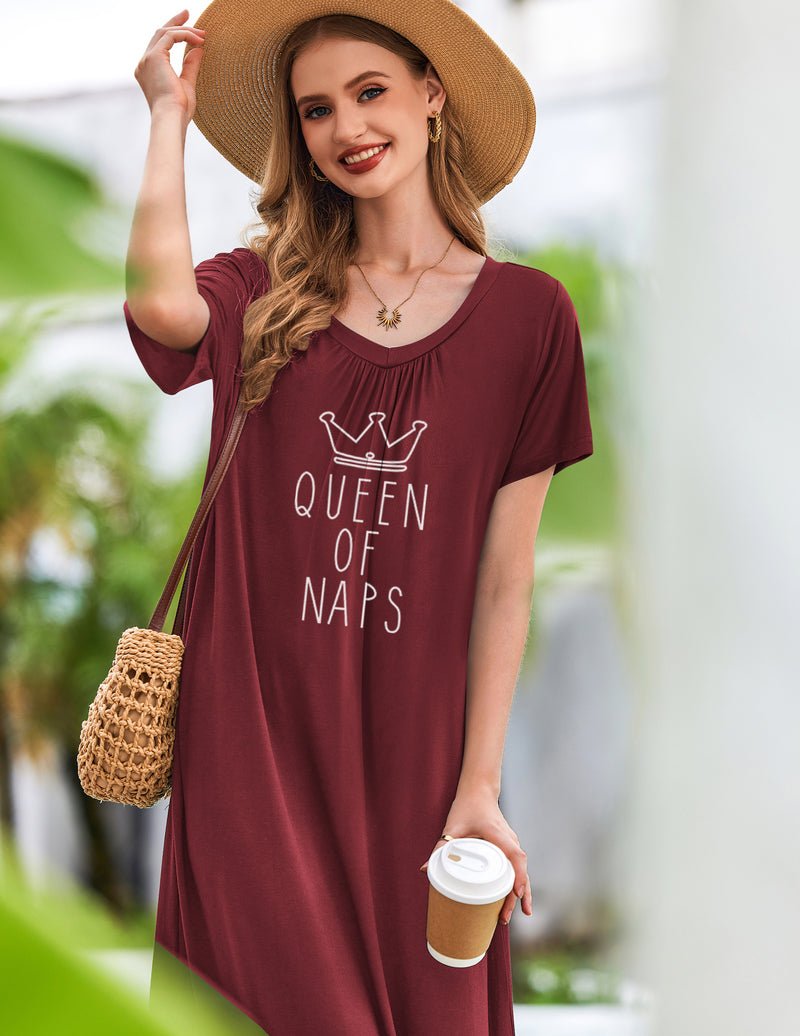 Weinrotes Nachthemd mit „QUEEN OF NAPS“-Print, V-Ausschnitt mit Falten, kurzärmelig