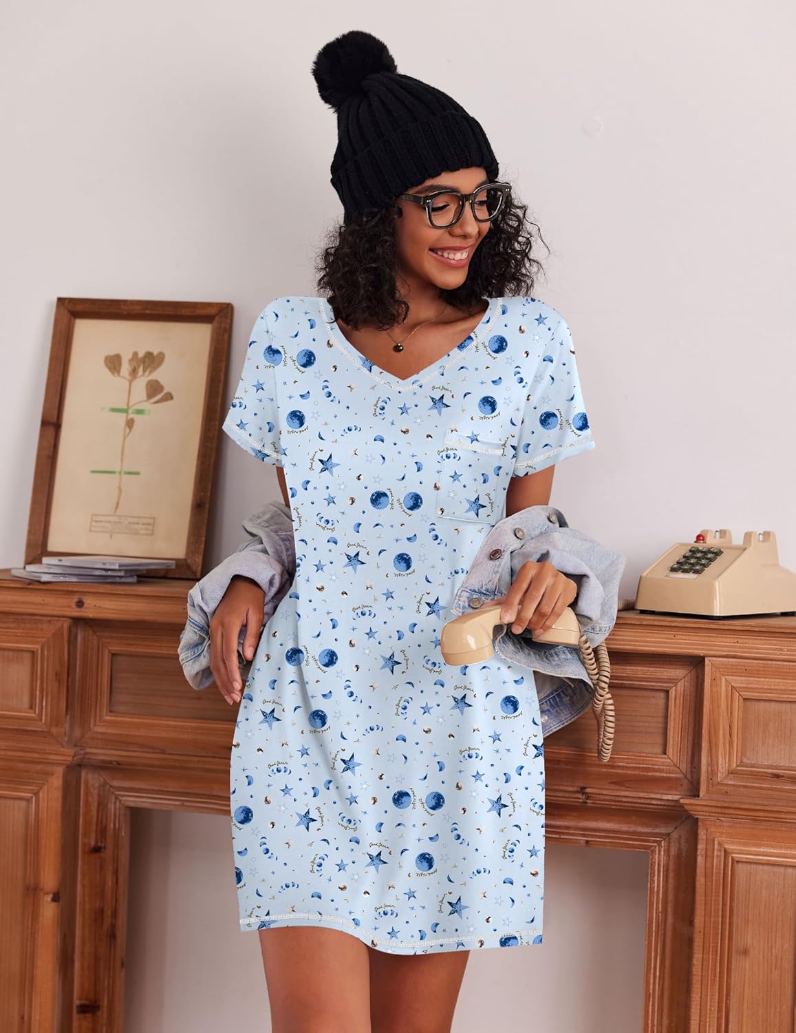 Damen-Nachthemd mit V-Ausschnitt, Kurzarm, hellblau mit Sternen- und Mond-Print