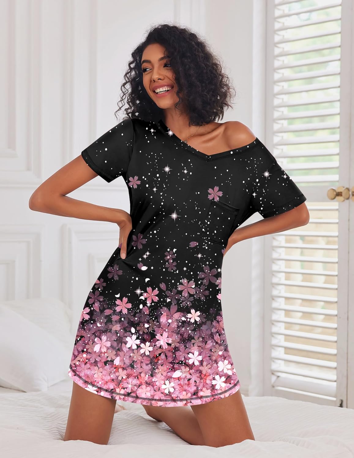 Damen-Nachthemd mit schmalem V-Ausschnitt, Kurzarm, schwarz mit rosa Blumen- und Sternenprint